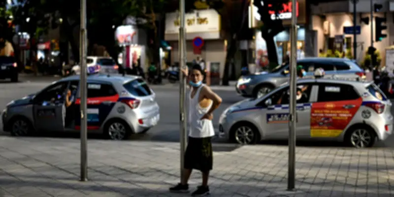 Hanoï : les chauffeurs de taxi confrontés à la flambée des prix du carburant