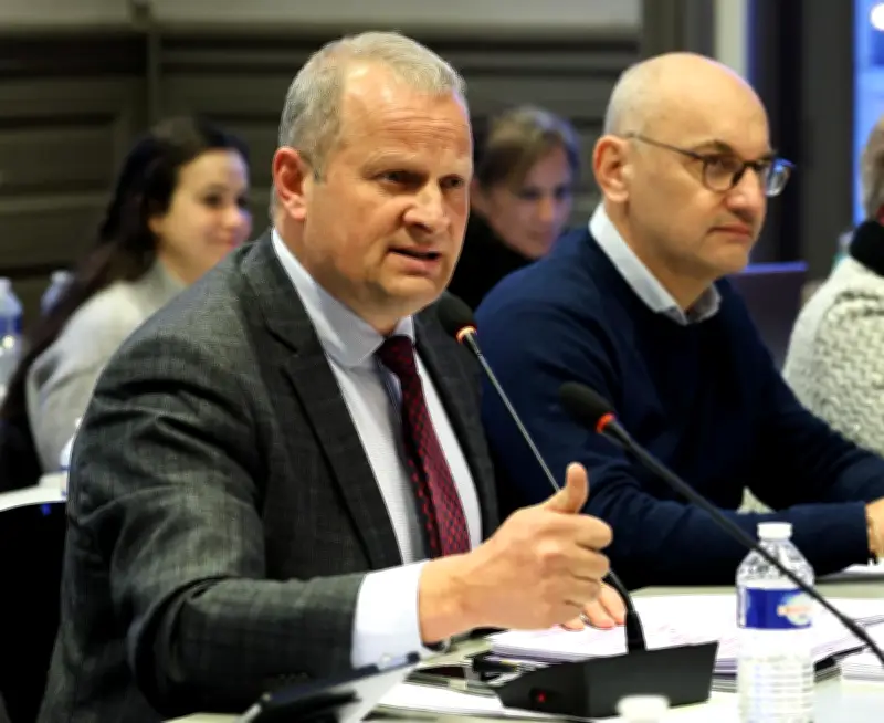 Hervé Bayard apporte son soutien à Geneviève Darrieussecq, critiquant la fiscalité de Dayot