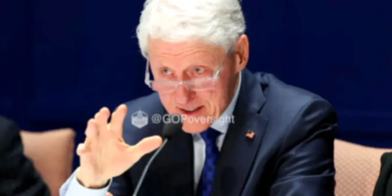 Hillary Clinton dénonce les complicités dans l'affaire Epstein devant la commission