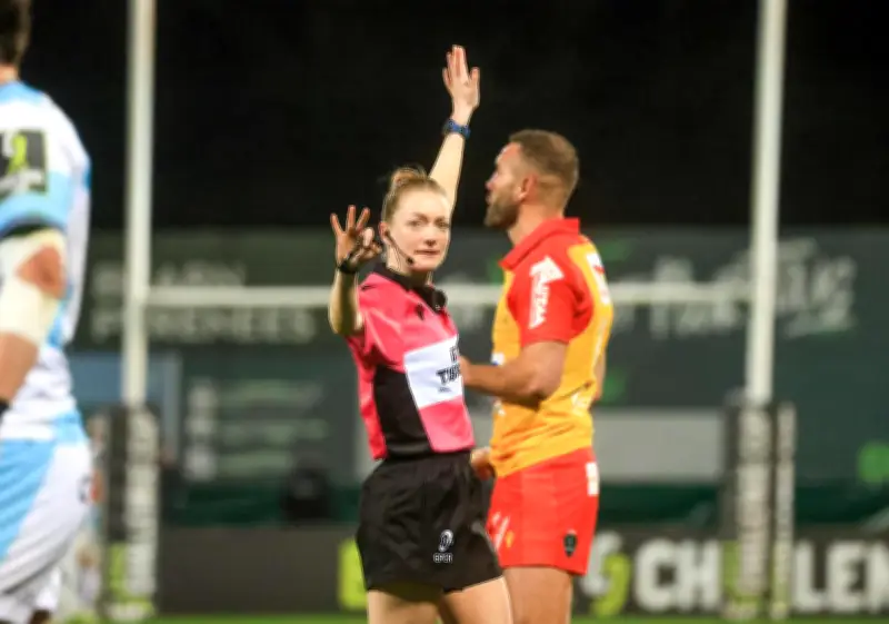 Hollie Davidson, l'arbitre écossaise qui brise les plafonds de verre du rugby