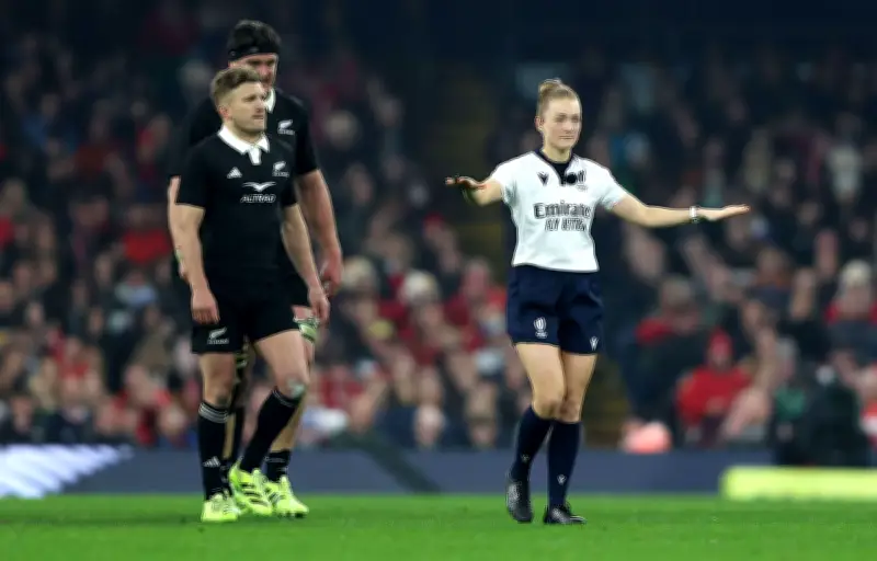 Hollie Davidson, première femme à arbitrer un match du Top 14 en tant qu'arbitre centrale