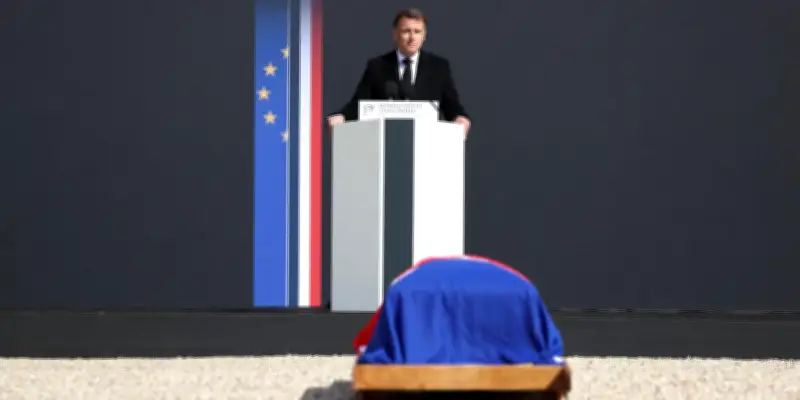 Hommage national à Lionel Jospin aux Invalides : Macron salue un militant humble et rigoureux