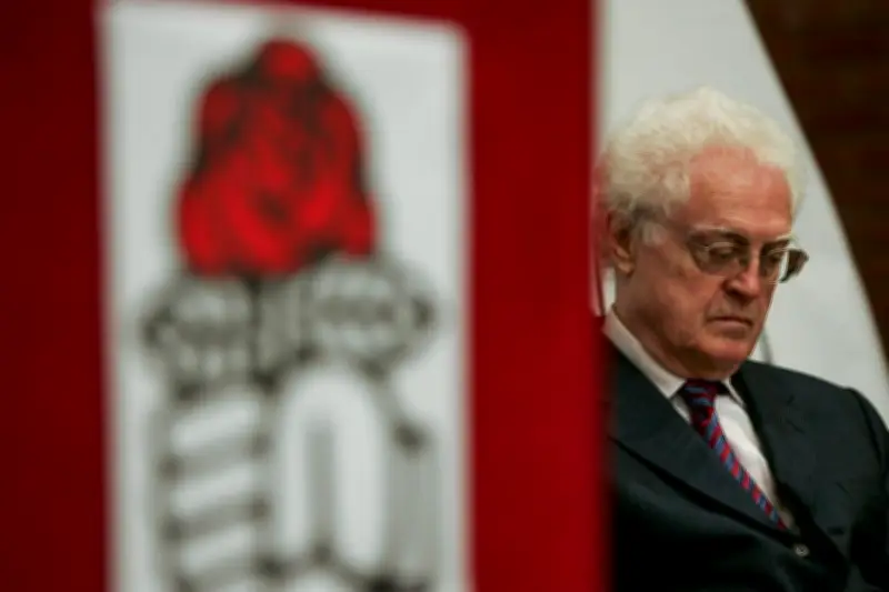 Hommage national à Lionel Jospin : cérémonie aux Invalides et roses au cimetière