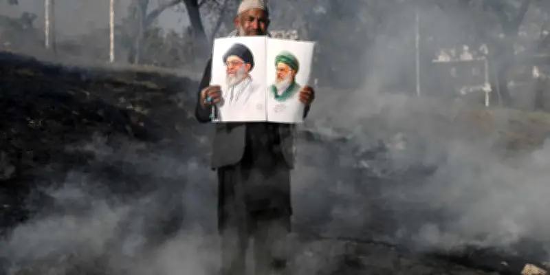 Hommages et violences après la mort de l'ayatollah Khamenei dans les pays voisins