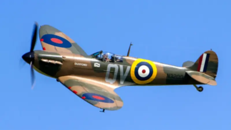 Il pleure de joie aux bruits d’avions : une passion soudaine révèle une démence rare