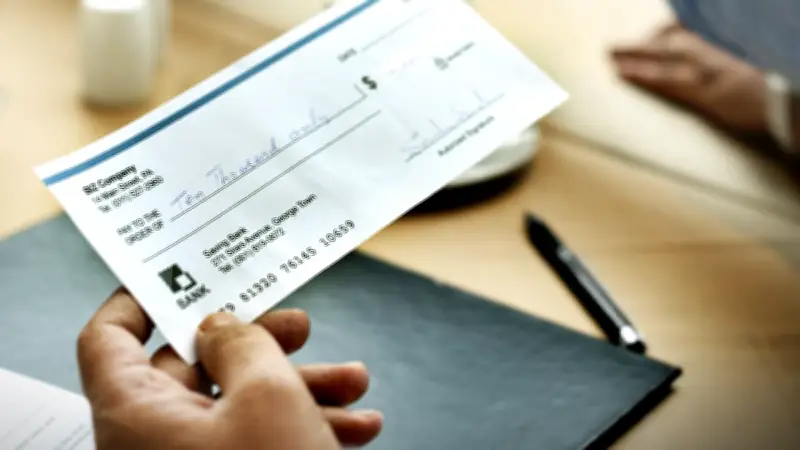 Il rend 23 000 euros trouvés sous un banc et reçoit 18 euros de récompense : « Quelle blague ! »