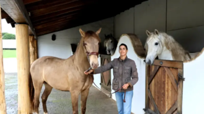 Immersion dans la finca andalouse de Lea Vicens, cavalière de rejon