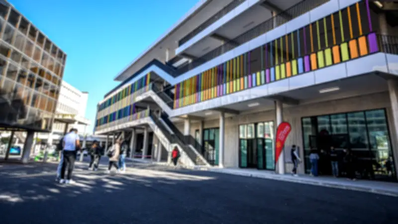 Inauguration du nouveau bâtiment d'accueil du lycée Hemingway à Nîmes