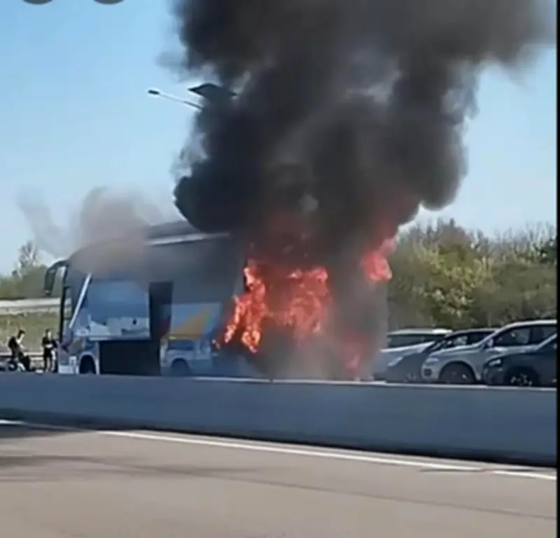 Incendie d'un bus transportant une équipe de foot à Brax : aucun blessé