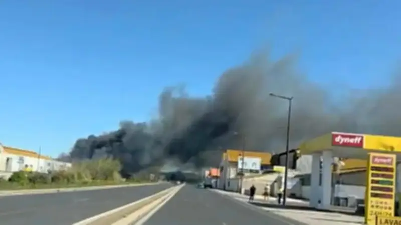 Incendie majeur à l'entrée Est de Sète : trois caravanes en feu, les pompiers en action