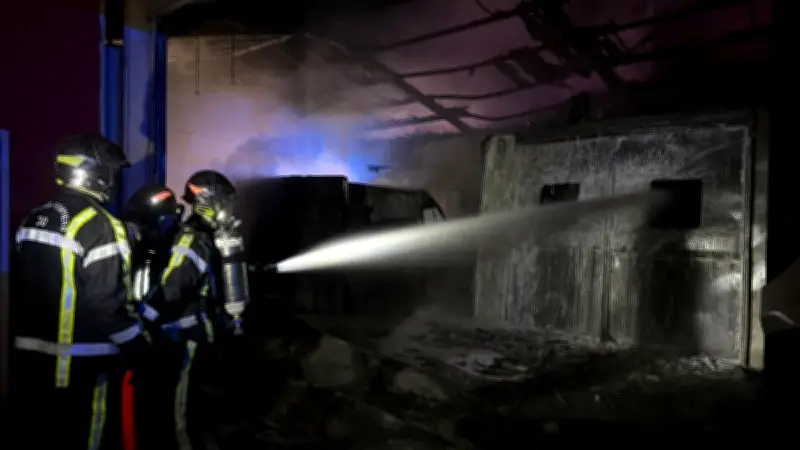 Incendie massif dans une casse automobile près d'Alès : 500m² ravagés