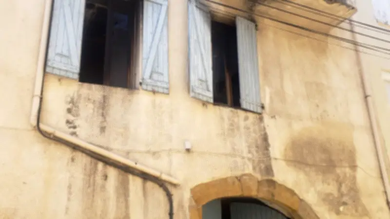 Incendie nocturne à Alès : une évacuation périlleuse en centre-ville