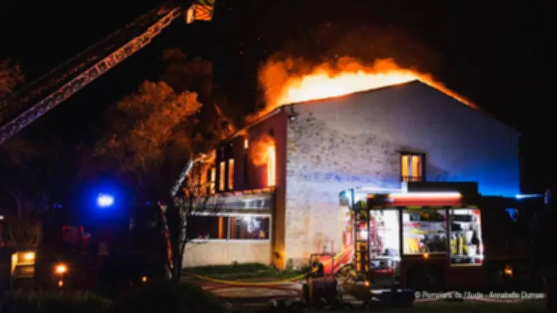 Incendie nocturne dans l'Aude : une femme saute, son compagnon alité piégé