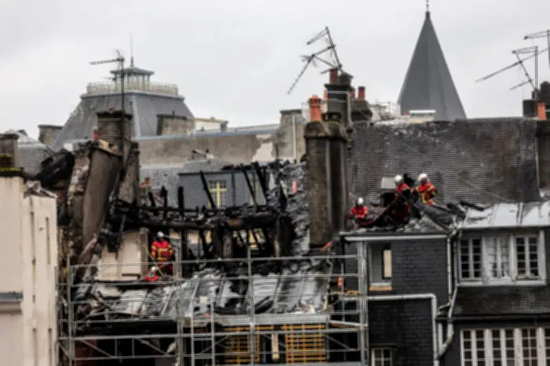 Incendie à Pau : deux immeubles ravagés, le quartier du château toujours bouclé