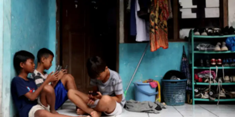 Indonésie : 70 millions d'enfants privés de réseaux sociaux après l'interdiction d'accès