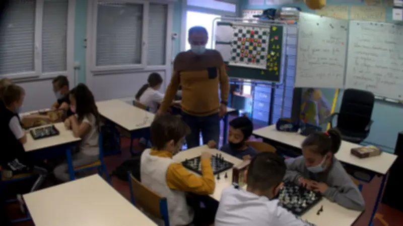 Initiation aux échecs pour les élèves de Montady : un atout pédagogique majeur