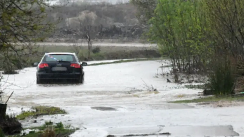 Inondations dans l'Hérault : routes et champs submergés après de fortes pluies près de Montpellier