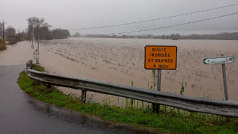 Inondations majeures dans l'Hérault : la crue historique submerge la plaine entre Pézenas et Montagnac