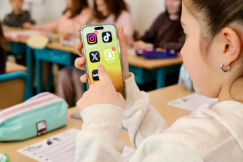 Interdiction des réseaux sociaux aux moins de 15 ans : le Sénat examine un texte crucial