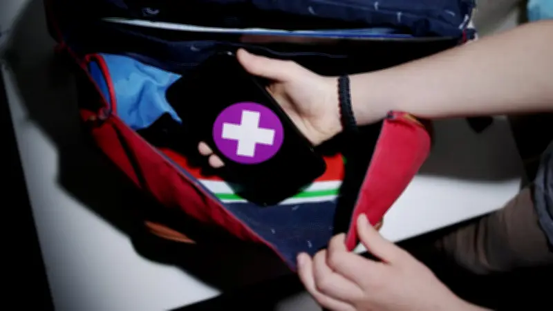 Interdiction des réseaux sociaux aux moins de 15 ans : une loi symbolique sans contrôle efficace