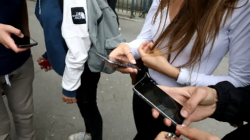 Interdiction des réseaux sociaux avant 15 ans : un projet de loi urgent à l'Assemblée