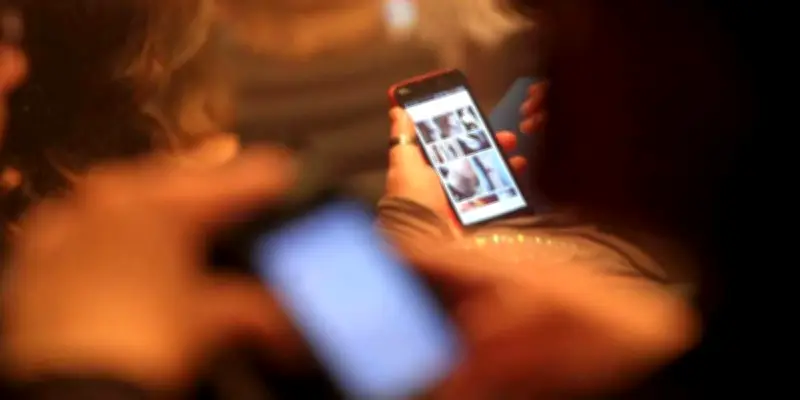 Interdiction des smartphones au lycée et réseaux sociaux : une politique restrictive face aux défis éducatifs