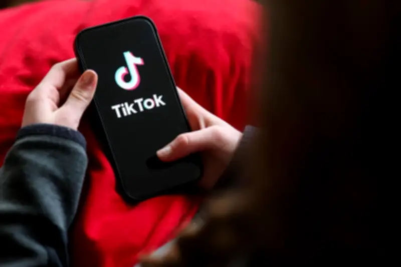 Interdire les réseaux sociaux aux moins de 15 ans : une loi inefficace et illégitime selon un sociologue