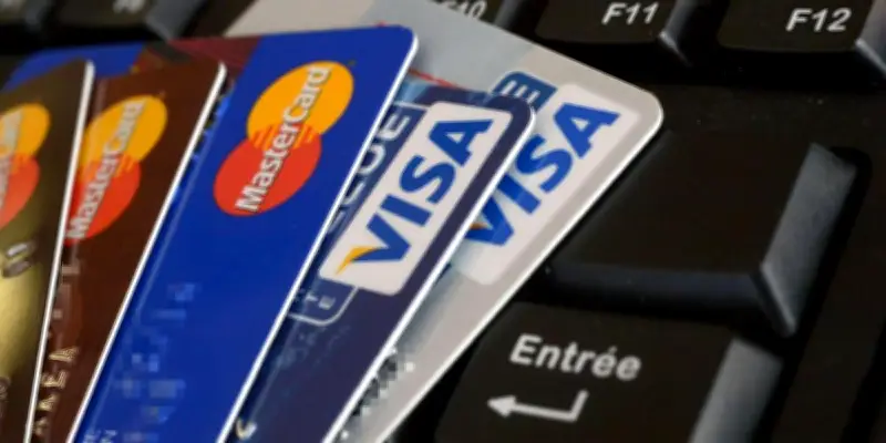 Interpellation à Bordeaux : un automobiliste suspect avec des cartes bancaires volées