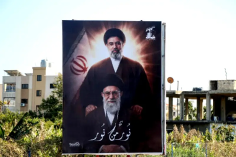 Iran : l'ayatollah Mojtaba Khamenei, nouveau guide invisible entre blessures et enjeux de pouvoir