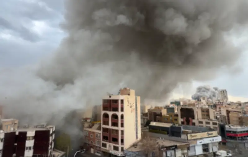 Iran sous le feu : frappes et désinformation massive sur les réseaux sociaux