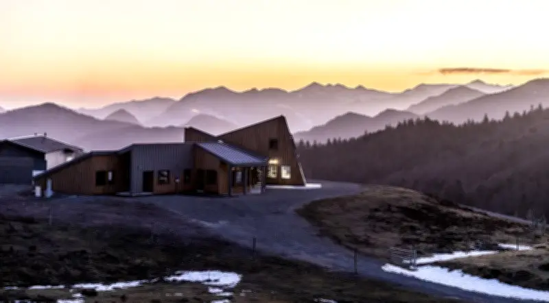 Issarbe inaugure un refuge et restaurant d'altitude dans les Pyrénées béarnaises