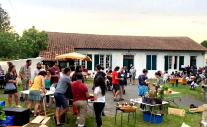 Isturits : un marché et une rencontre pour sauver les fermes face à la crise de la transmission