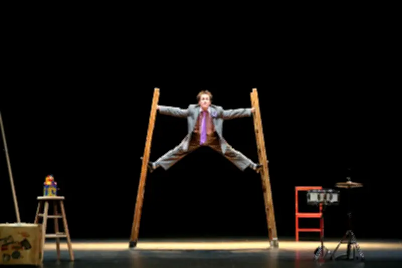 Jamie Adkins, l'équilibriste poète, enchante La Coupe d'Or avec son cirque tendre et drôle