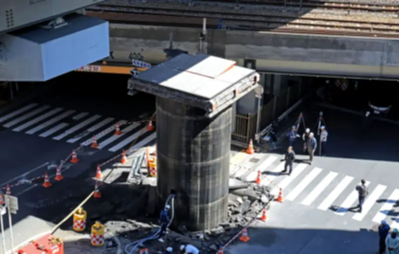 Japon : un mystérieux cylindre d'acier surgit du sol à Osaka, provoquant des embouteillages