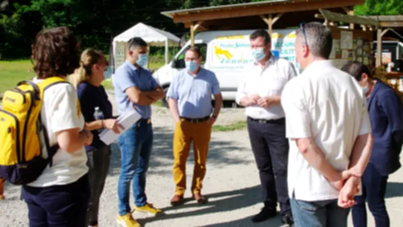 Jean-Christian Rey visite le centre de loisirs de Saint-Julien-de-Peyrolas