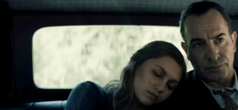 Jean Dujardin dans un biopic controversé : une critique acerbe de Libération