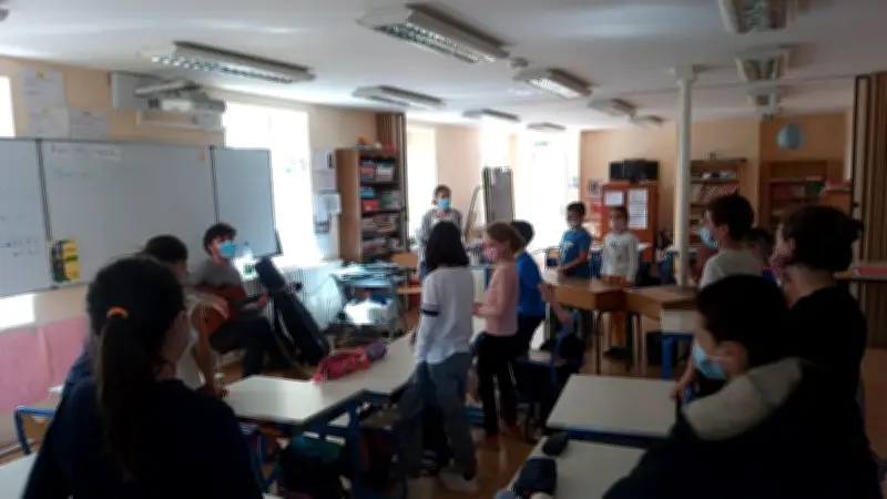 Jean-Louis Courtial revient dans les écoles aveyronnaises avec le projet musical occitan PomPogoDom