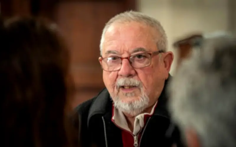 Jean-Marie Delbos dédicace son témoignage sur les viols subis à Bétharram