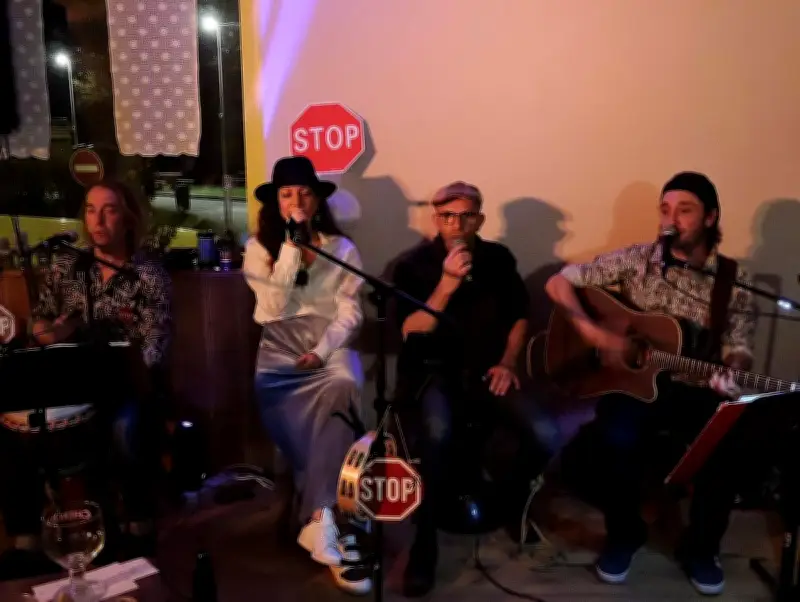 Jeff et Les Stop illuminent le Coin Cosy pour une soirée musicale engagée et festive