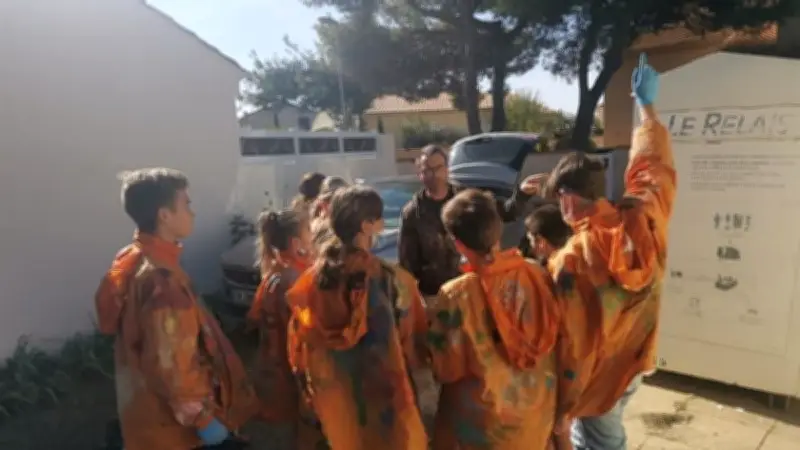 Jerck et les adolescents embellissent Sauvian avec une nouvelle fresque murale