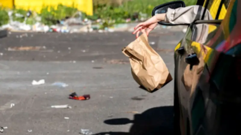 Jeter ses déchets par la fenêtre : 1 500 € d'amende et véhicule en fourrière dans l'Aude