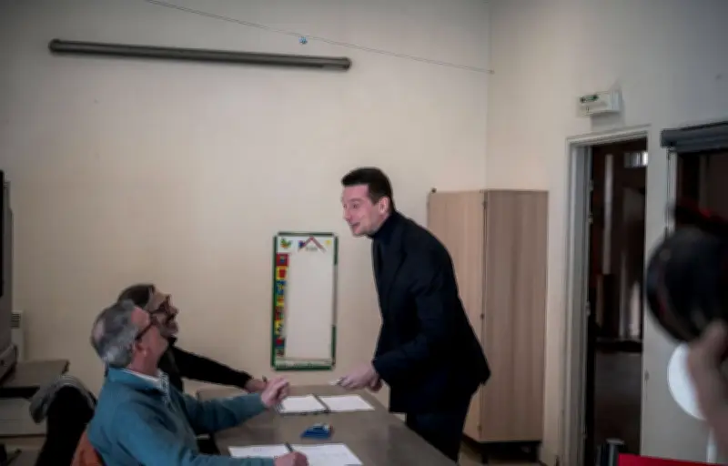 Jordan Bardella privé de liste RN dans son bureau de vote à Garches