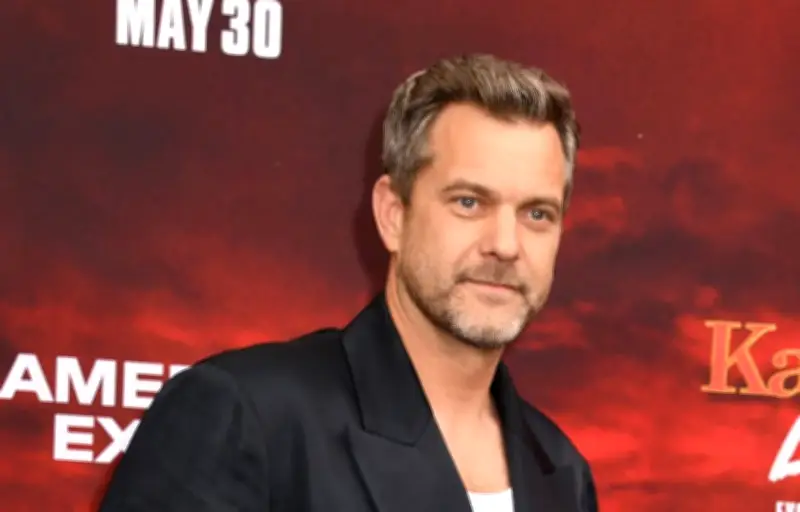 Joshua Jackson rend hommage à James Van Der Beek, décédé d'un cancer du côlon