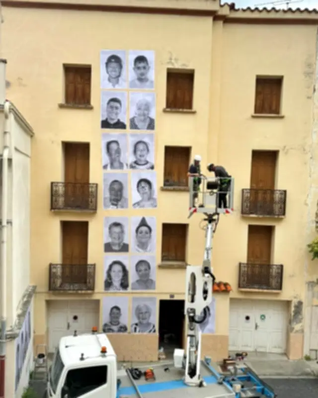 JR et l'abbé Lavigne illuminent le monde rural basque avec 60 portraits géants