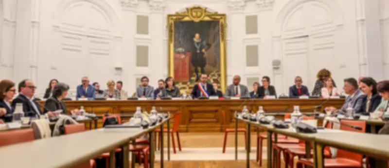 Jérôme Marbot succède à François Bayrou comme maire de Pau lors d'un conseil municipal émouvant