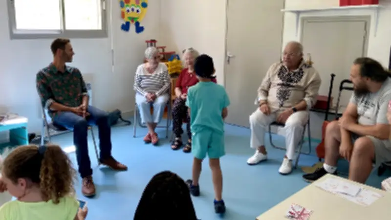 « J’étais au fond de la classe car je parlais trop » : un projet intergénérationnel fait revivre les souvenirs scolaires à Sète