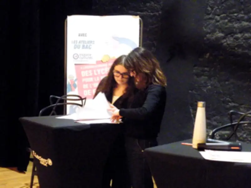 Judith Henry anime un atelier de diction pour 60 lycéens avant l'oral du bac de français