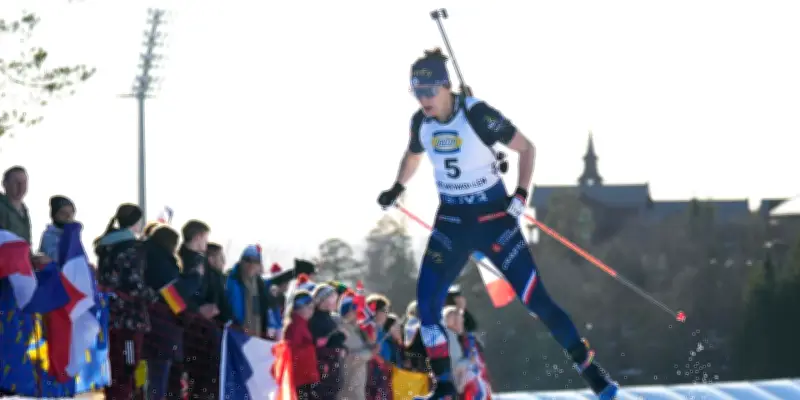 Julia Simon s'offre le petit globe de la mass start, Lou Jeanmonnot privée du grand chelem