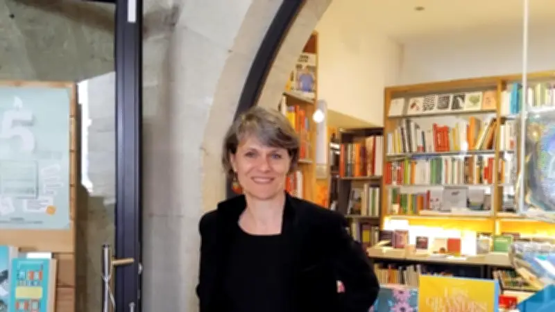 Julie Menuet Le Her, nouvelle directrice de la librairie de la Place aux Herbes à Uzès