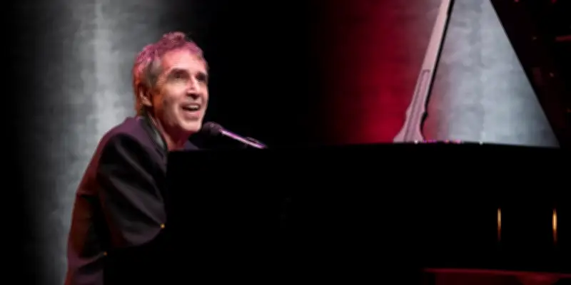 Julien Clerc à Lyon : Retour sur l'année charnière 1976 et les titres incontournables